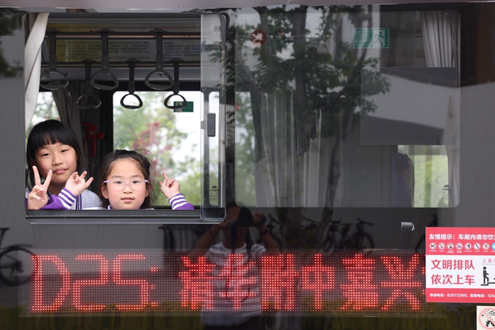 【外媒】市本級打造首條小學(xué)生定制公交錄用4月17日嘉興日報第1版趙穎碩攝 (1)_副本.jpg